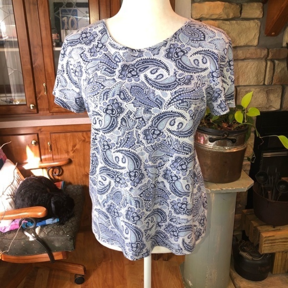 CROFT & BARROW SIZE MEDIUM BLUE AND WHITE PAISLEY SHORT SLEEVE CLASSIC TEE